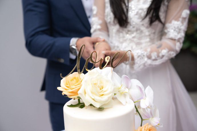 画像：ケーキ入刀を行う新郎新婦