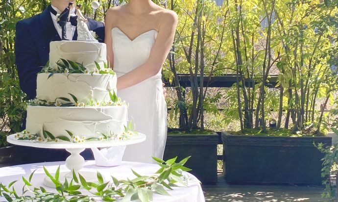 画像：ガーデンにてケーキ入刀を行う新郎新婦