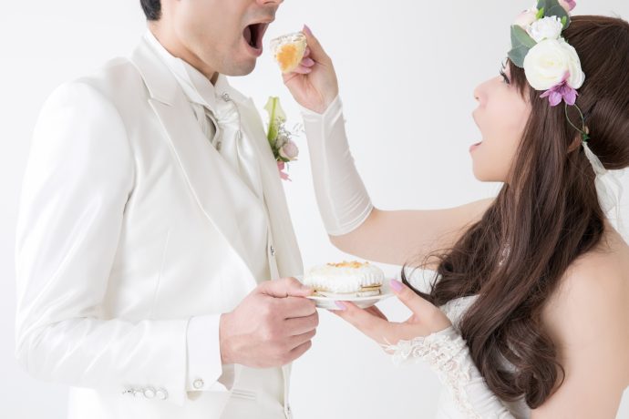 画像：新郎にウエディングケーキをあ～んする新婦