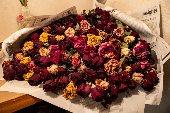 画像：通常の10倍はありそうな大きなバラの花束
