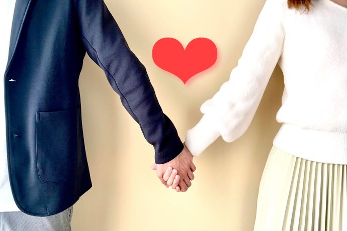 画像：仲良く手を繋ぐ男女の手元にハートが浮き出ている
