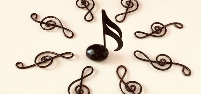 画像：大きな16分音符のオブジェクトを囲む小さなト音記号のクリップ
