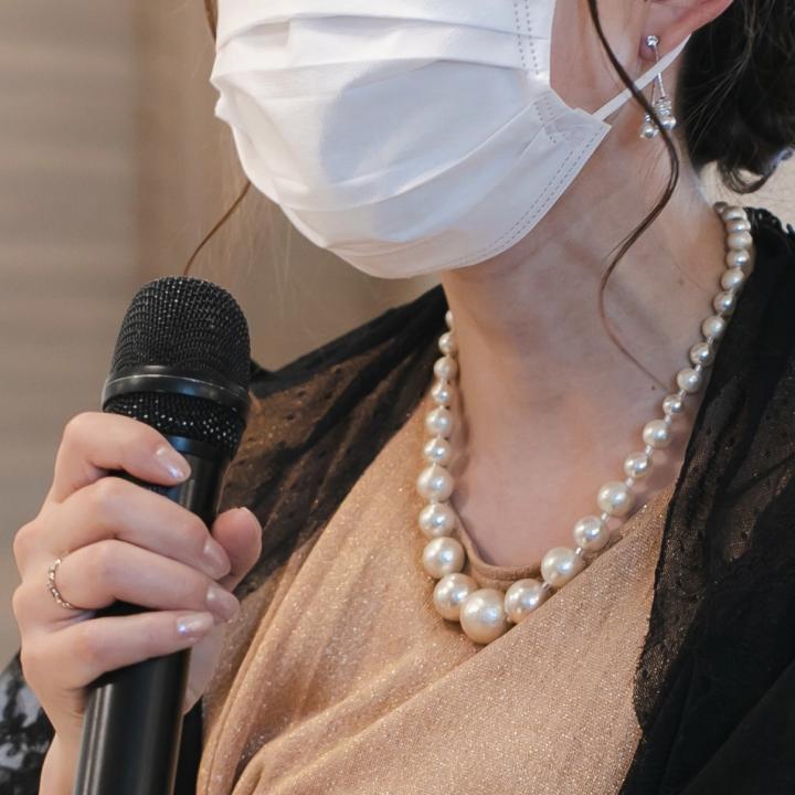 結婚式二次会の司会者はお笑い芸人でも大丈夫？