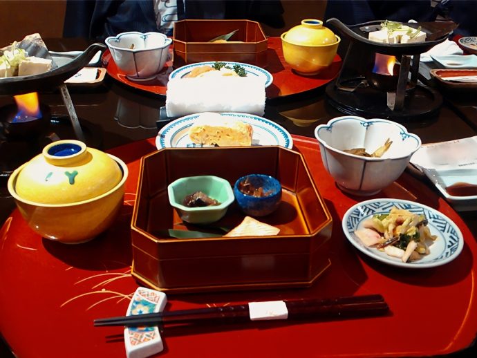 和食料理の小鉢が並べられた写真。