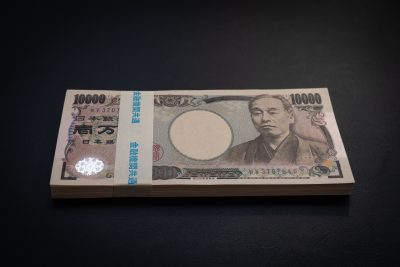 束になった新札の1万円札の写真