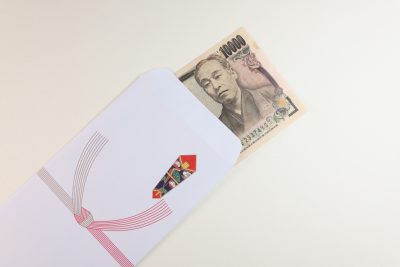 簡易ご祝儀袋と1万円札の写真