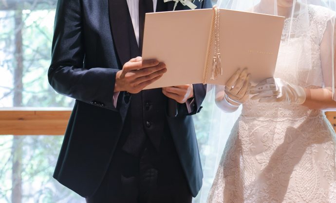 結婚証明書を読み上げる新郎新婦の写真