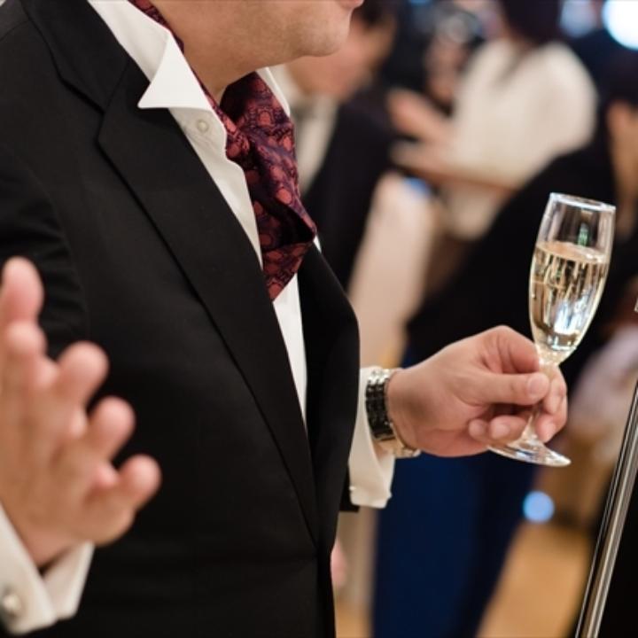 結婚式の主賓挨拶や乾杯の挨拶は誰に頼む？｜正しい頼み方