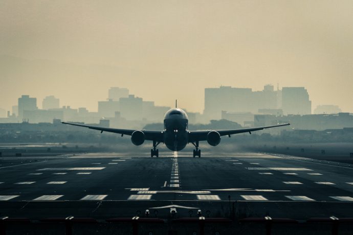 離陸しようとしている飛行機の写真