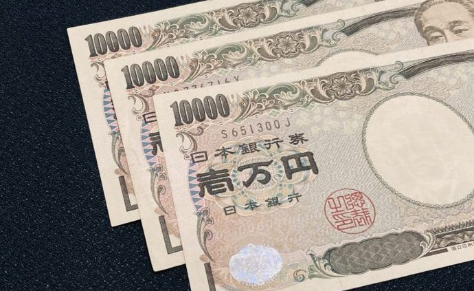 3枚の1万円札の写真