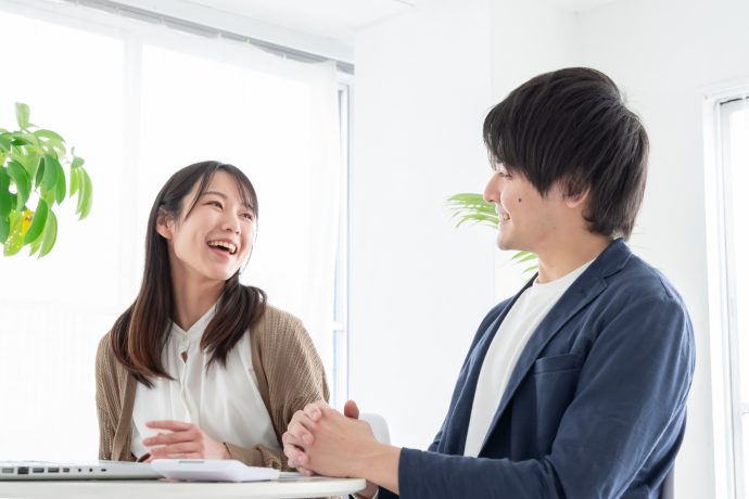 談笑する男女の写真