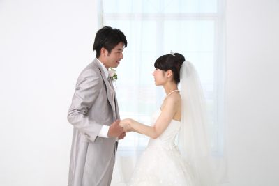 花嫁の手を取る花婿の写真