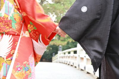 手を繋いでいる和装の花嫁花婿の手元の写真