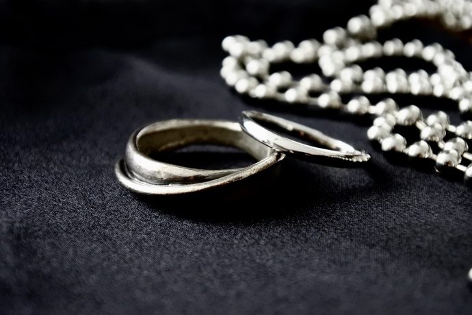 シルバーの指輪とネックレスの写真