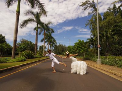 南国のリゾートで撮られた花嫁と花婿の写真