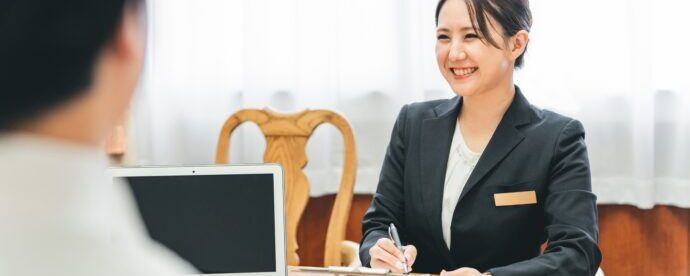 商談するスーツ姿の女性の写真