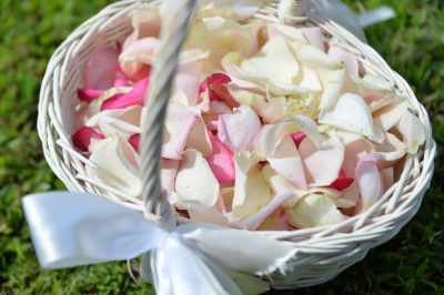 白いかごに入った白い花びらとピンクの花びらの写真