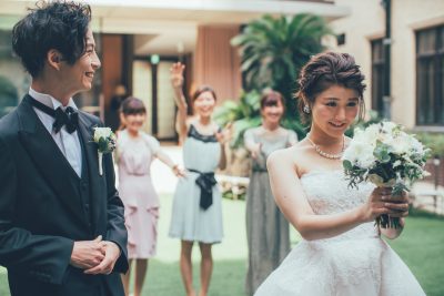 ブーケを投げようとしている花嫁とキャッチしたい女性ゲスト