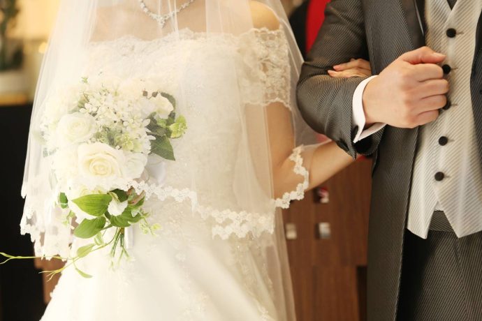 腕を組む新郎新婦