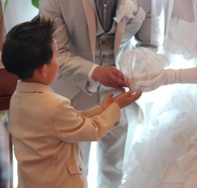 新郎新婦に結婚指輪を届けるリングボーイ