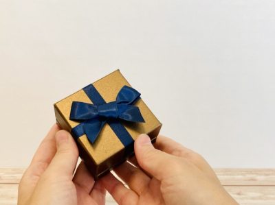 青いリボンがかかった小さなプレゼントボックス