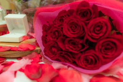 12本のバラと婚約指輪