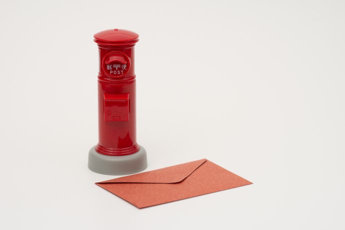 郵便ポストの置物と赤い手紙