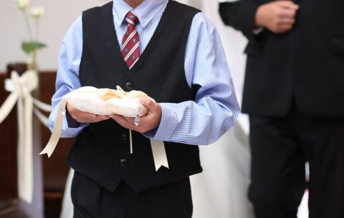 リングピローを持ちバージンロードを進む男の子