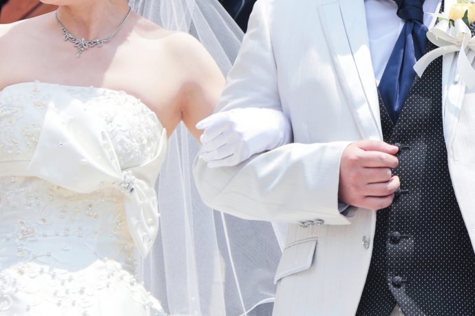 画像：腕を組む新郎新婦