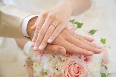 新郎の左手に左手を重ねる新婦の手元