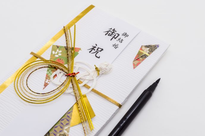 画像：婚礼用のご祝儀袋と筆ペン