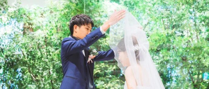 ベールアップを行っている新郎の画像