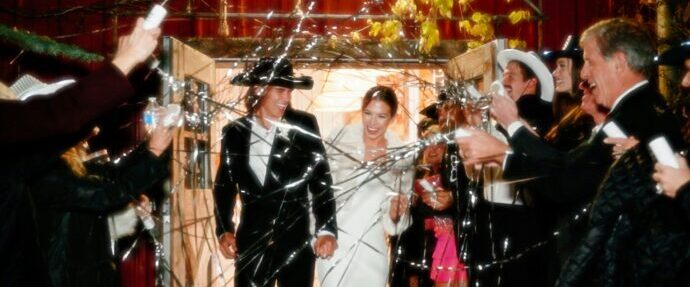 画像：金銀のテープが舞う中退場する新郎新婦