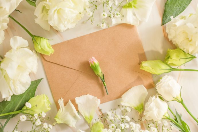 花に囲まれた手紙の写真