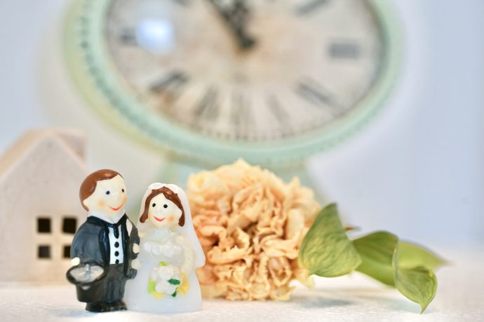 時計と花嫁・花婿の人形の画像