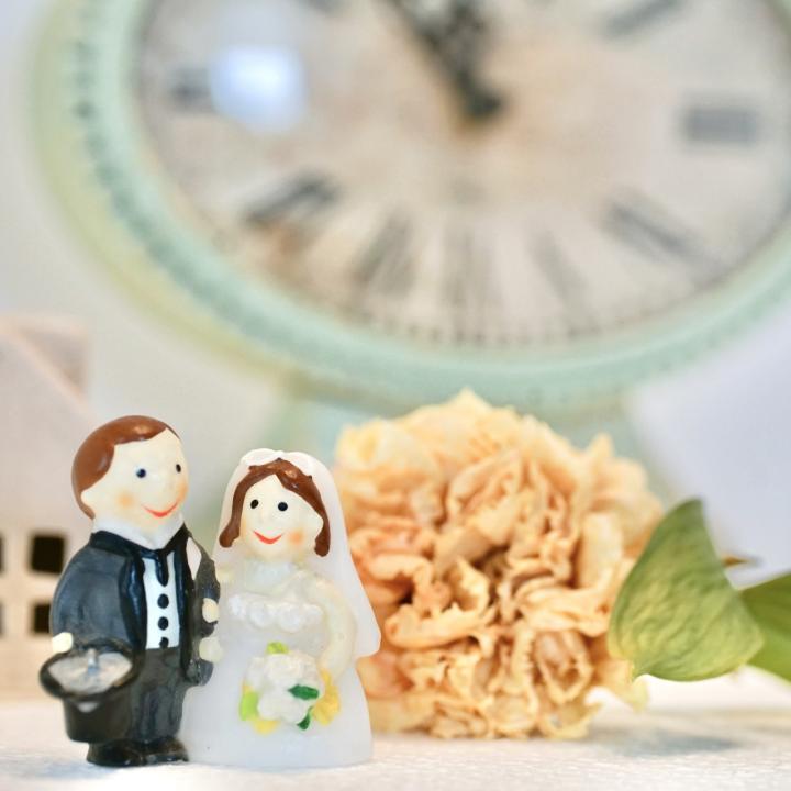 結婚式当日のタイムスケジュール例｜表で分かる挙式と披露宴の流れ