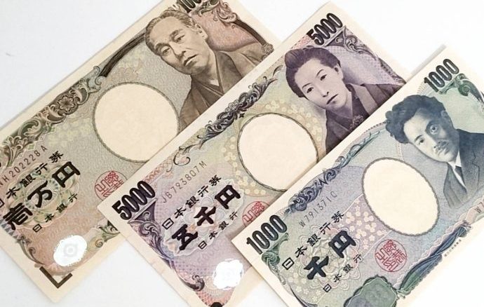 1万円札と5千円札と千円札の画像