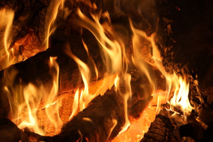 燃えている薪の画像