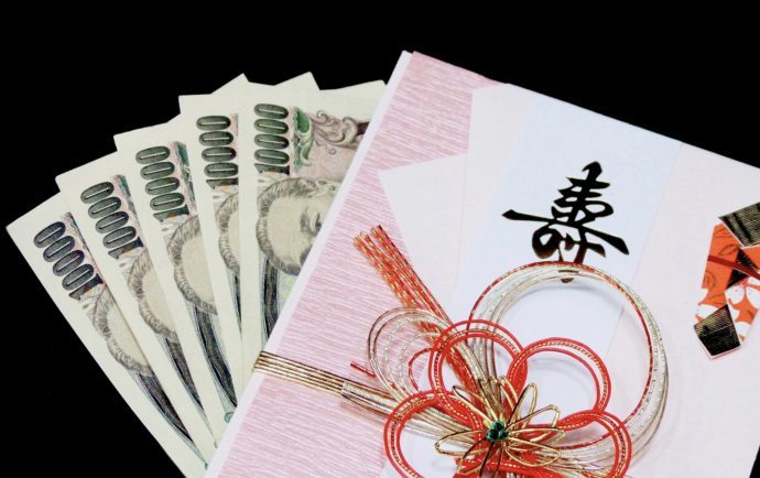 ご祝儀袋と1万円札5枚の画像