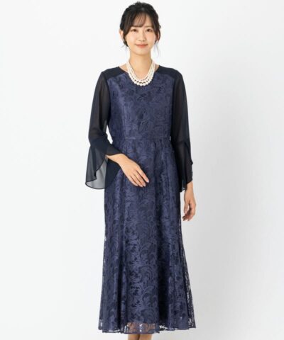 紺色のエレガントなドレスを着た女性の画像