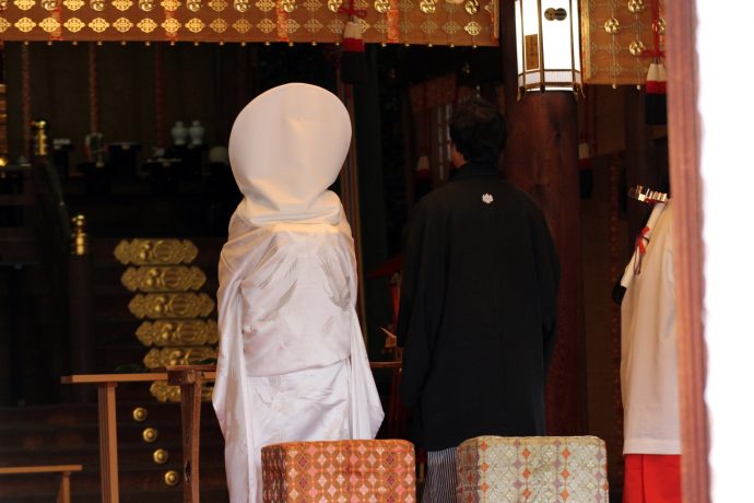 画像：神前式で挙式をあげる新郎新婦の後ろ姿