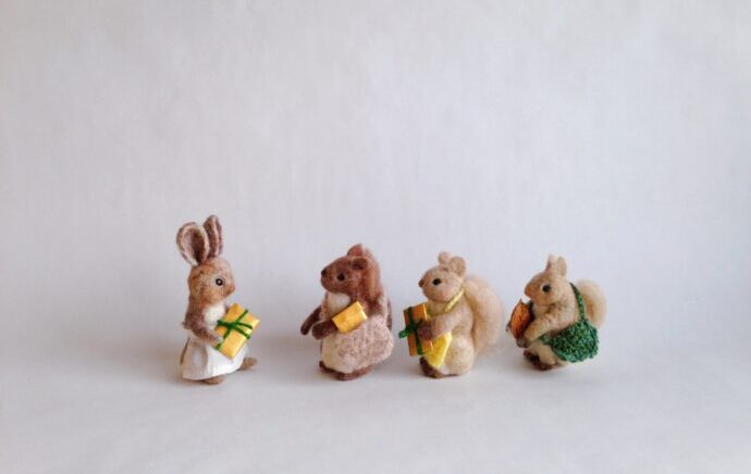 ウサギに小包を届けるリスたちのおもちゃの画像