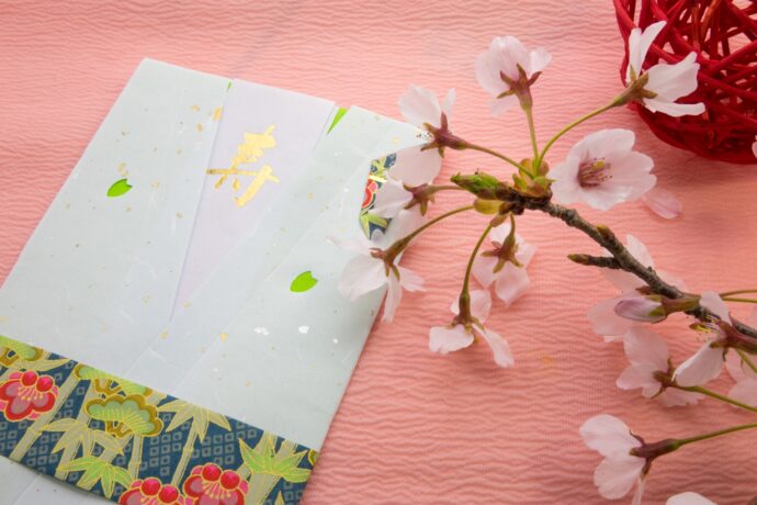 ご祝儀袋と桜の枝の画像