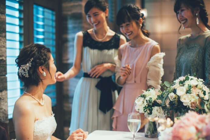 友人と談笑する花嫁の写真