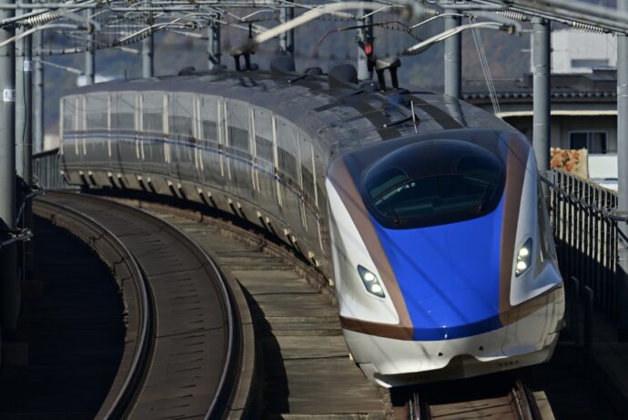 画像：こちらに向かって走ってくる高速鉄道