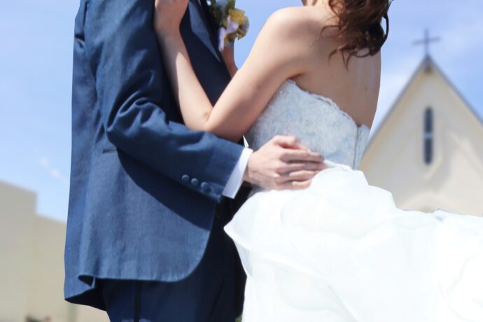 画像：新婦の腰に手を回す新郎