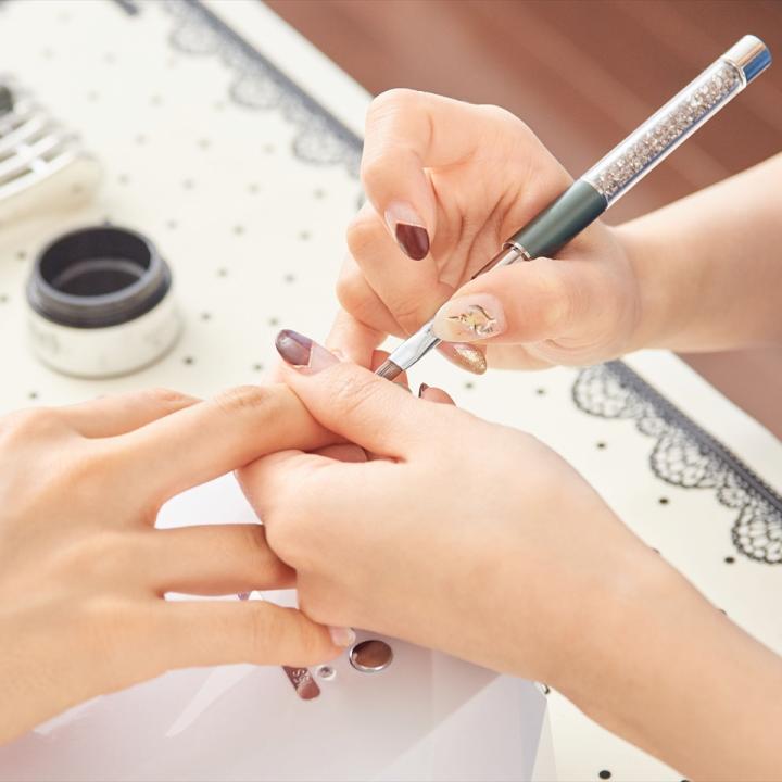 【結婚式お呼ばれ】ネイルのマナーとおすすめデザイン10選