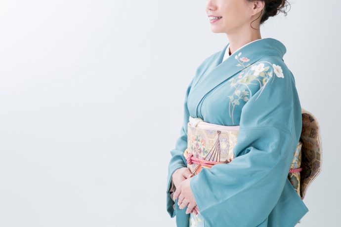 画像：水色の訪問着を来た女性