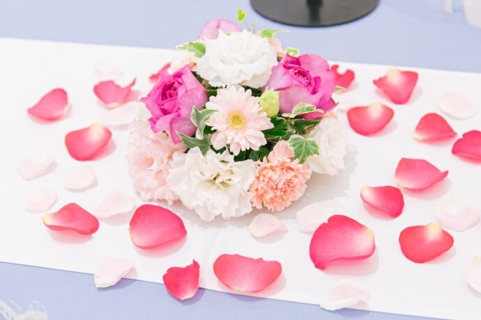 画像：ピンクの花びらを散らしたテーブル