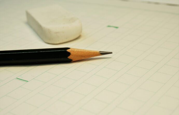 画像：原稿用紙と鉛筆と消しゴム